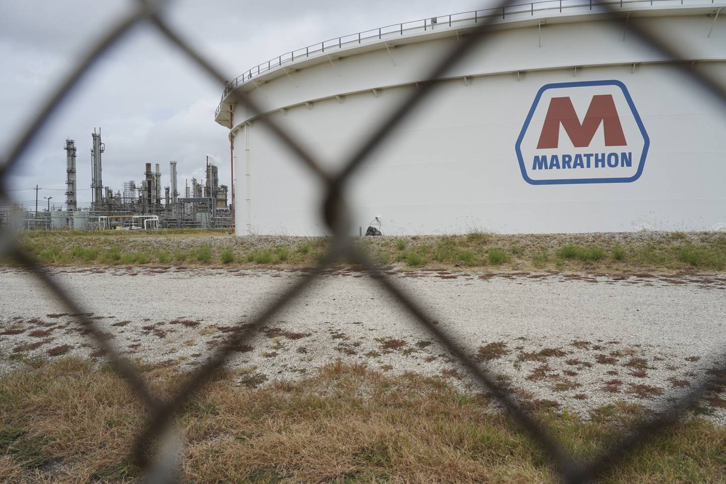 Un tanque de almacenamiento de crudo de la empresa Marathon Petrolum en Texas, Estados Unidos.