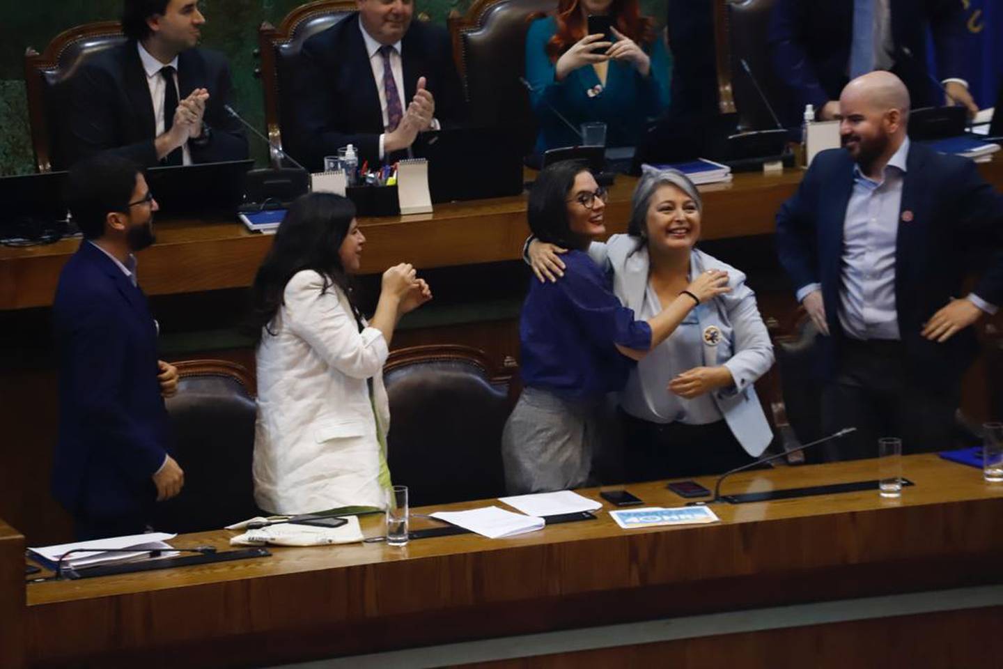 Ministros del gobierno de Gabriel Boric celebran la aprobación del proyecto de reducción de la jornada laboral a 40 horas por el Congreso de Chile. Foto: Ministerio del Trabajo.dfd