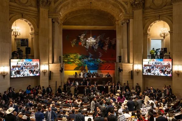 Legisladores asisten a una sesión del Congreso en el Capitolio Nacional en Bogotá, Colombia, el miércoles 20 de julio de 2022