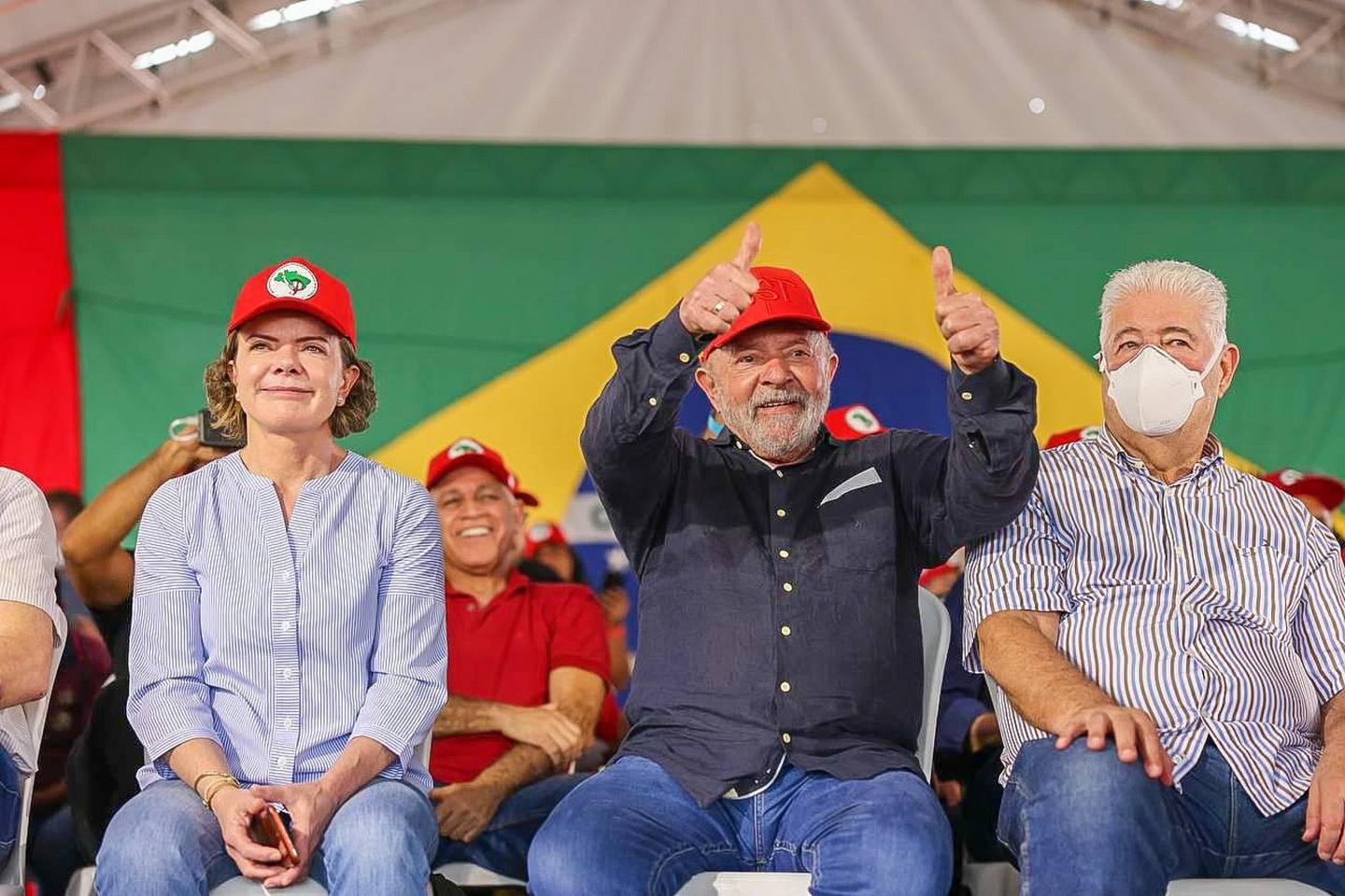 Lula participa de evento no MST ao lado da presidente do PT, Gleisi Hoffmann e Roberto Requião, ex-governador do Paraná