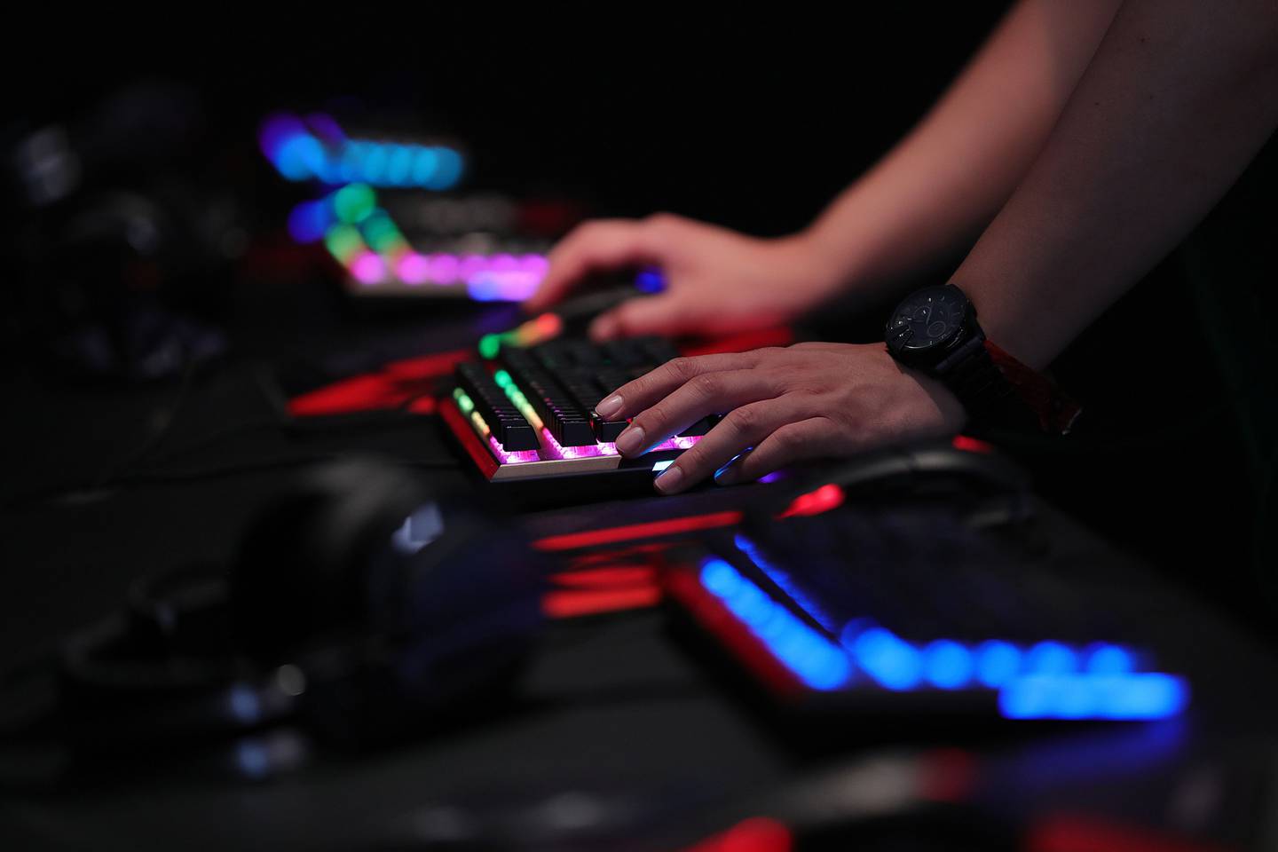 Un jugador utiliza un teclado iluminado para jugar a un juego de ordenador en el evento de la industria del juego Gamescom en Colonia, Alemania, el martes 21 de agosto de 2018.dfd