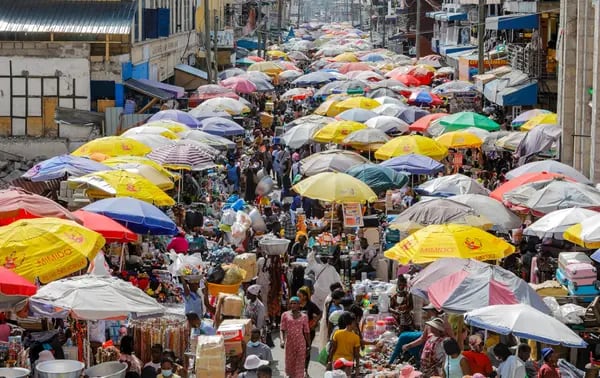 Una multitud de clientes se abre paso en un mercado de alimentos en Accra, República de Ghana.