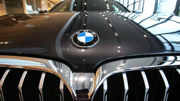 BMW dice que ganó a Mercedes en ventas globales de autos de lujodfd