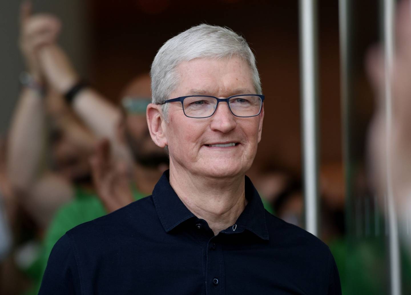Tim Cook, consejero delegado de Apple Inc, saluda a los clientes durante la apertura de la nueva tienda de Apple BKC en Mumbai, India, el martes 18 de abril de 2023.