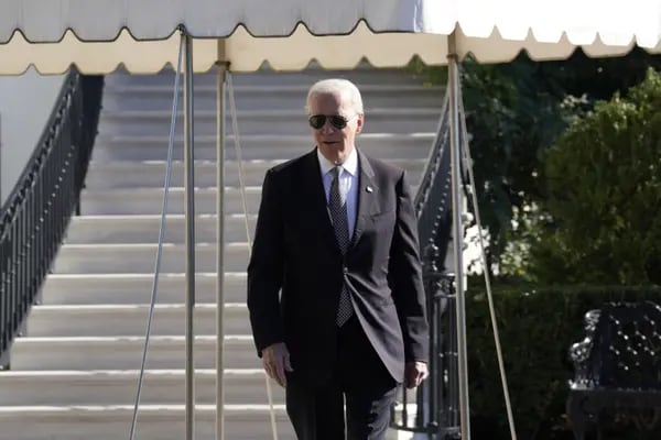 El presidente de EE.UU., Joe Biden, camina por el jardín sur de la Casa Blanca antes de subir al Marine One en Washington, DC, EE.UU., el jueves 6 de octubre de 2022.