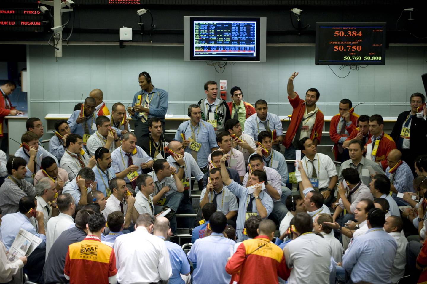 Operadores en la Bolsa de Valores en Sao Paulo, Brasil, el jueves 21 de mayo de 2009. Las acciones brasileñas cayeron por tercer día mientras los productores de materias primas se desplomaron por la preocupación de que la recesión mundial persista.