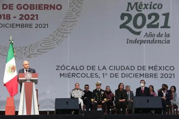 El presidente Andrés Manuel López Obrador durante un discurso por sus tres años de gobierno en el Zócalo de la Ciudad de México (Foto: Gobierno de México).