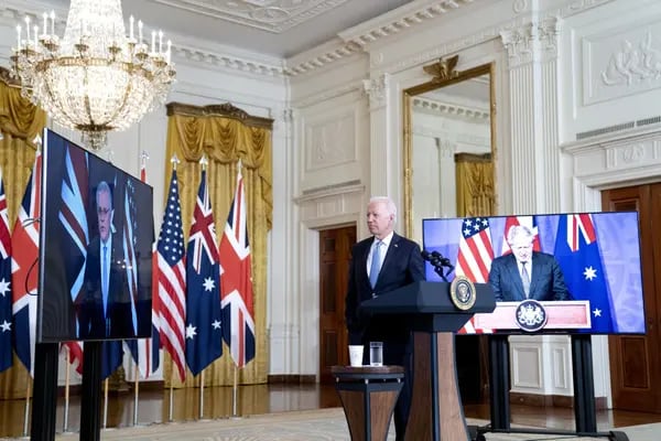 El presidente de Estados Unidos, Joe Biden, escucha mientras Scott Morrison, primer ministro de Australia, a la izquierda, habla por videoconferencia en la Sala Este de la Casa Blanca en Washington, D.C., Estados Unidos, el miércoles 15 de septiembre de 2021. Australia se está uniendo a una nueva asociación de seguridad en el Indo-Pacífico con Estados Unidos y el Reino Unido.