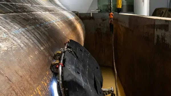 Estos robots submarinos limpian buques mientras reducen la huella de carbonodfd