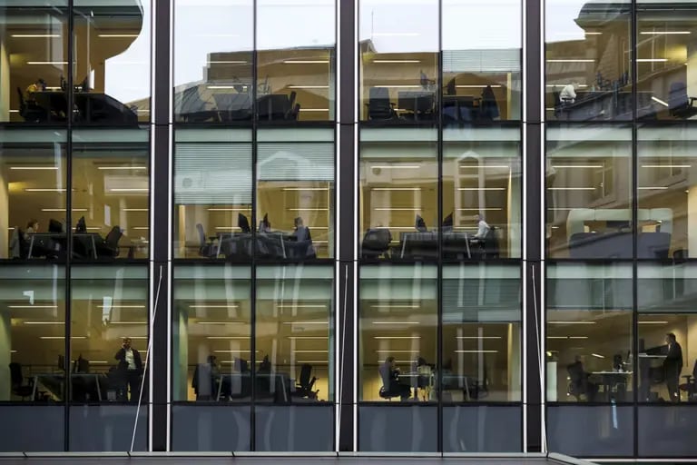 Empleados en sus mesas dentro de un edificio de oficinas en Londres. Fotógrafo: Chris Ratcliffe/Bloombergdfd