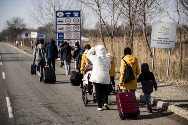 Ucranianos cruzam para a Hungria na fronteira de Beregsurany em Beregsurany, Hungria, em 25 de fevereiro