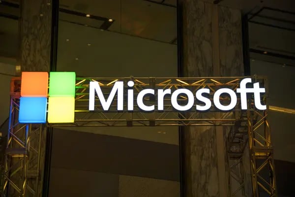 El logotipo de Microsoft Corp. se muestra en el stand de la compañía durante el evento SoftBank World 2019 en Tokio, Japón, el jueves 18 de julio de 2019.