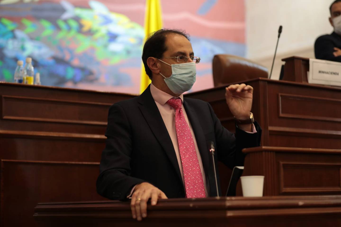 José Manuel Restrepo, ministro de Hacienda de Colombia, se prepara para el debate de la nueva tributaria en plenarias del Congreso.