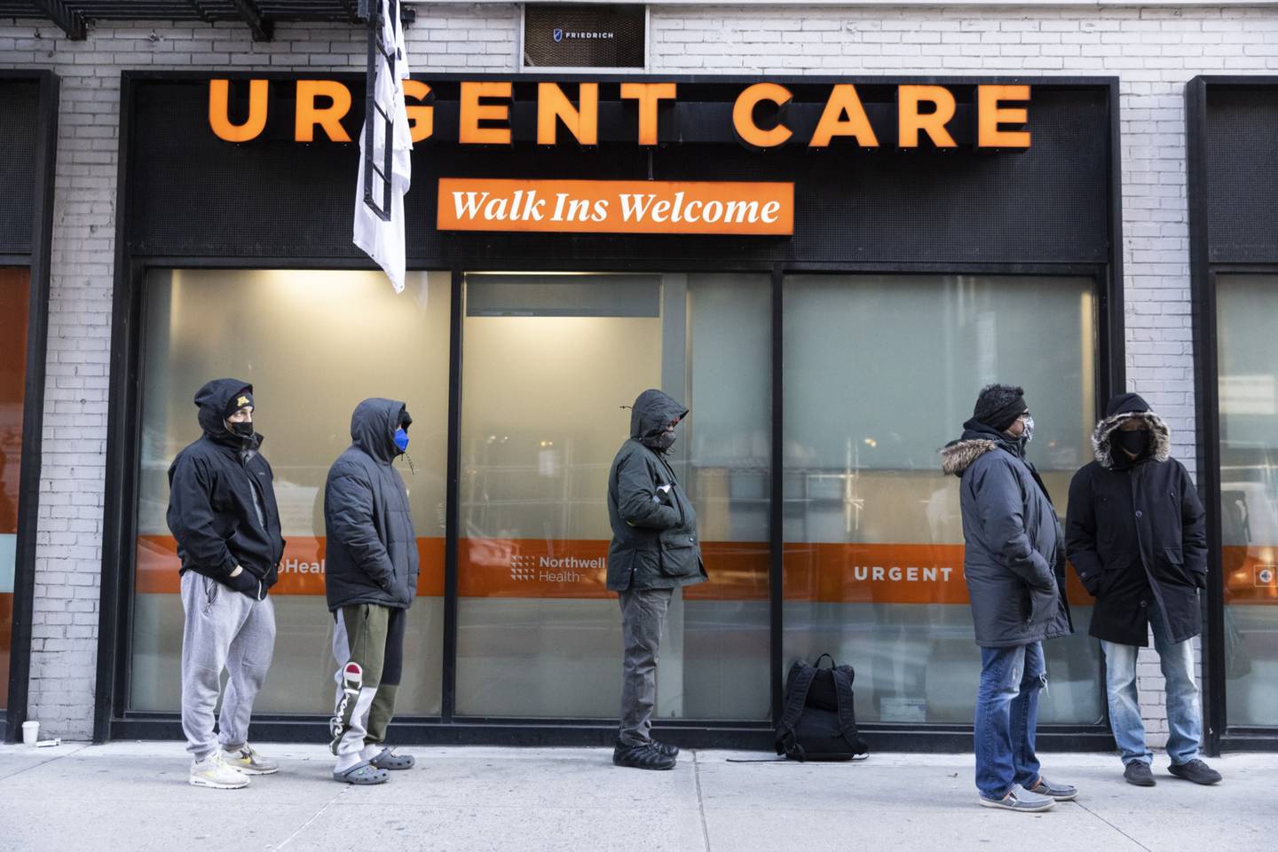 Neoyorquinos esperan en el frío para hacerse pruebas de covid.
