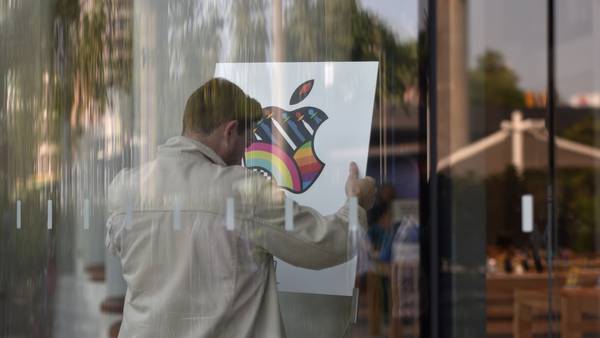 Tim Cook inaugura el primer Apple Store de Indiadfd