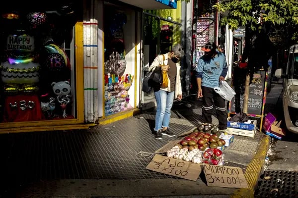 Los trabajadores informales sufrieron un recorte salarial cuatro veces superior al promedio de los argentinos en la economía formal.Fotógrafo: Erica Canepa / Bloomberg