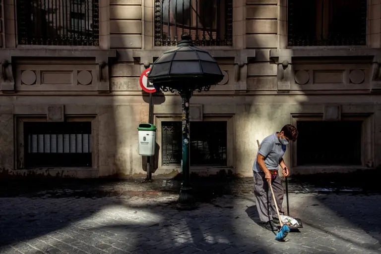 Un trabajador usa una máscara protectora mientras limpia una calle antes de una orden de cuarentena en Santiago, Chile, el jueves 26 de marzo de 2020. Fotógrafo: Cristobal Olivares/Bloombergdfd