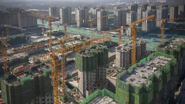 China evalúa desmantelar Evergrande para frenar crisis inmobiliariadfd
