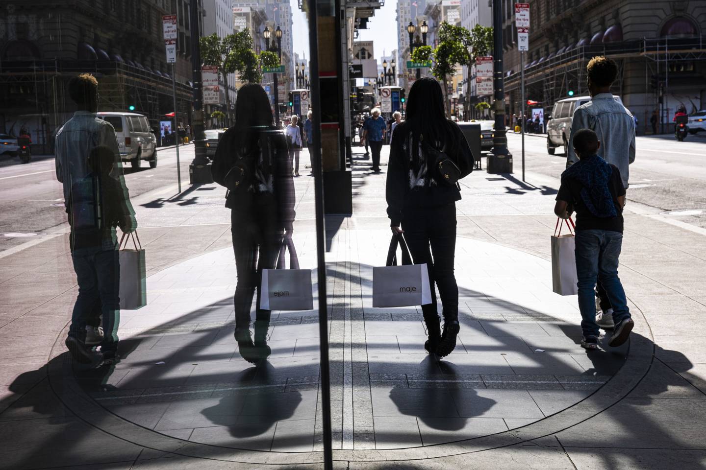 Los peatones llevan bolsas con compras en la calle Geary de San Francisco.