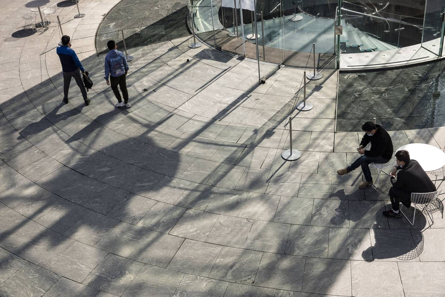 La sombra del logo de Apple Inc. fuera de una tienda de la compañía en Shanghai, China, el viernes 27 de febrero de 2022. Fotógrafo: Qilai Shen/Bloomberg