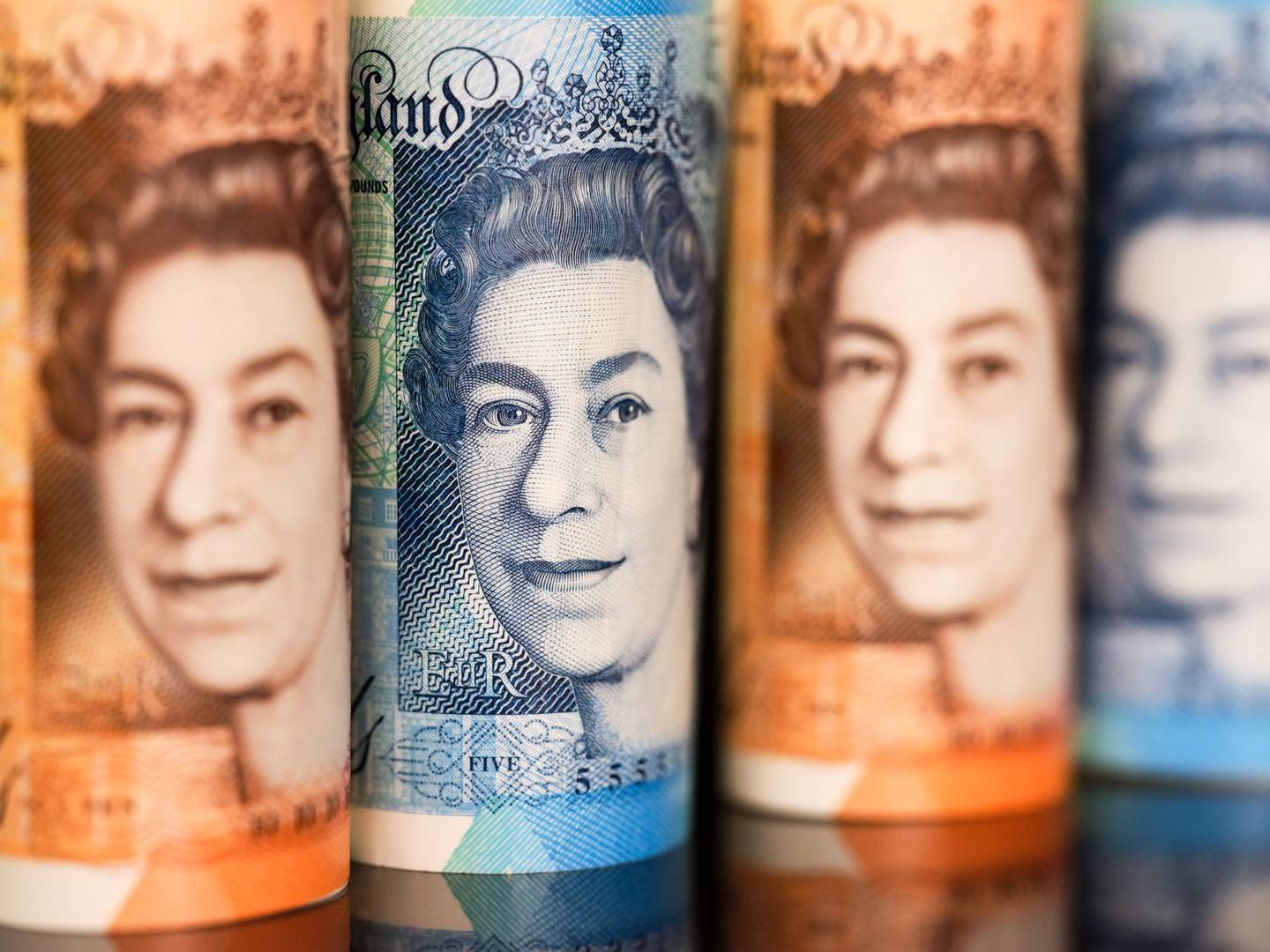 La imagen de la Reina Isabel II en los billetes británicos de 10 y 5 libras en Londres, Reino Unido: Chris Ratcliffe/Bloomberg