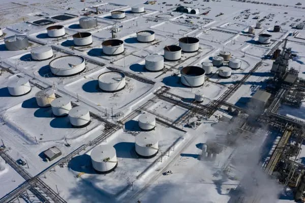 Tanques de almacenamiento de petróleo y combustible en Wyoming, EE.UU.
