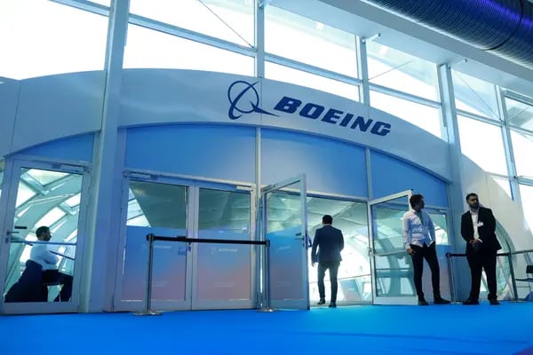 Asistentes al stand de Boeing Co. en la Aircraft Interiors Expo (AIX) de Hamburgo, Alemania, el martes 6 de junio de 2023.