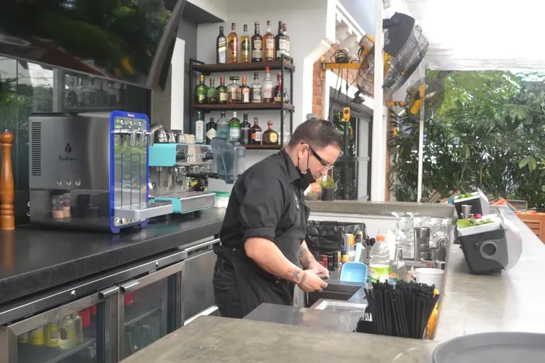 El bartender de Anónimo comienza su día alrededor de las 12 del mediodía / Foto Raylí Lujándfd