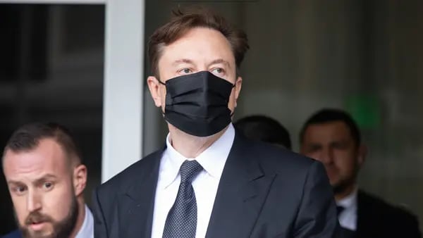 Musk gana demanda de accionistas de Tesla por sus tuits sobre privatizar la empresadfd