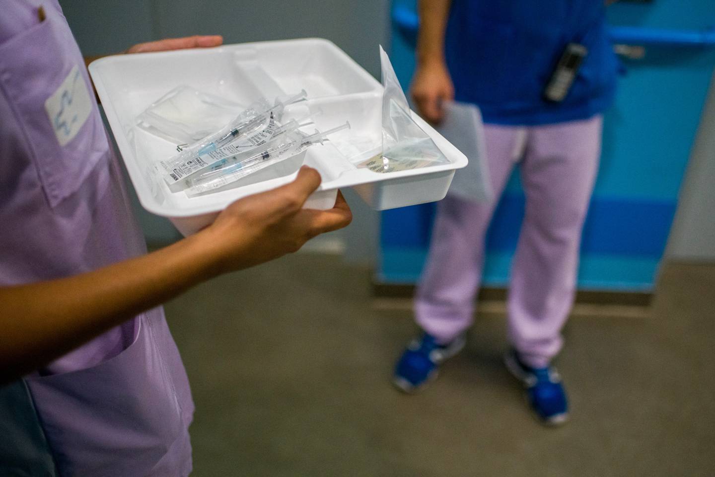 Trabajadores de la salud preparan terceras dosis de la vacuna Pfizer-BioNTech contra el covid-19.Fotógrafo: Nathan Laine/Bloomberg
