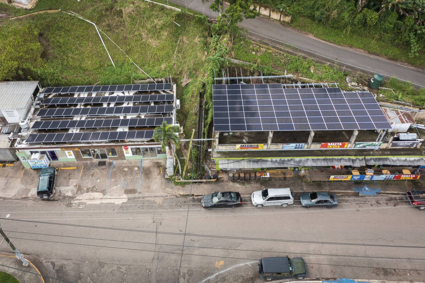 Paneles solares en los techos de los negocios que forman parte de la microrred en Castañer.dfd