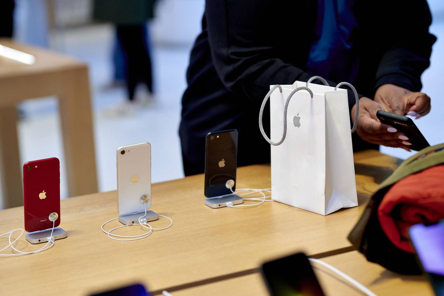 Un cliente compra un smartphone Apple iPhone SE 3 durante el lanzamiento de ventas en la tienda insignia de Apple Inc. en Nueva York,