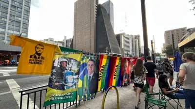 Toalhas e camiseta de Jair Bolsonaro e de Lula à venda na Avenida Paulista, em São Paulo. Cada uma custa R$ 40