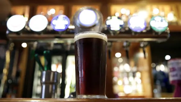 Pubs británicos temen escasez de cerveza por falta de dióxido de carbonodfd