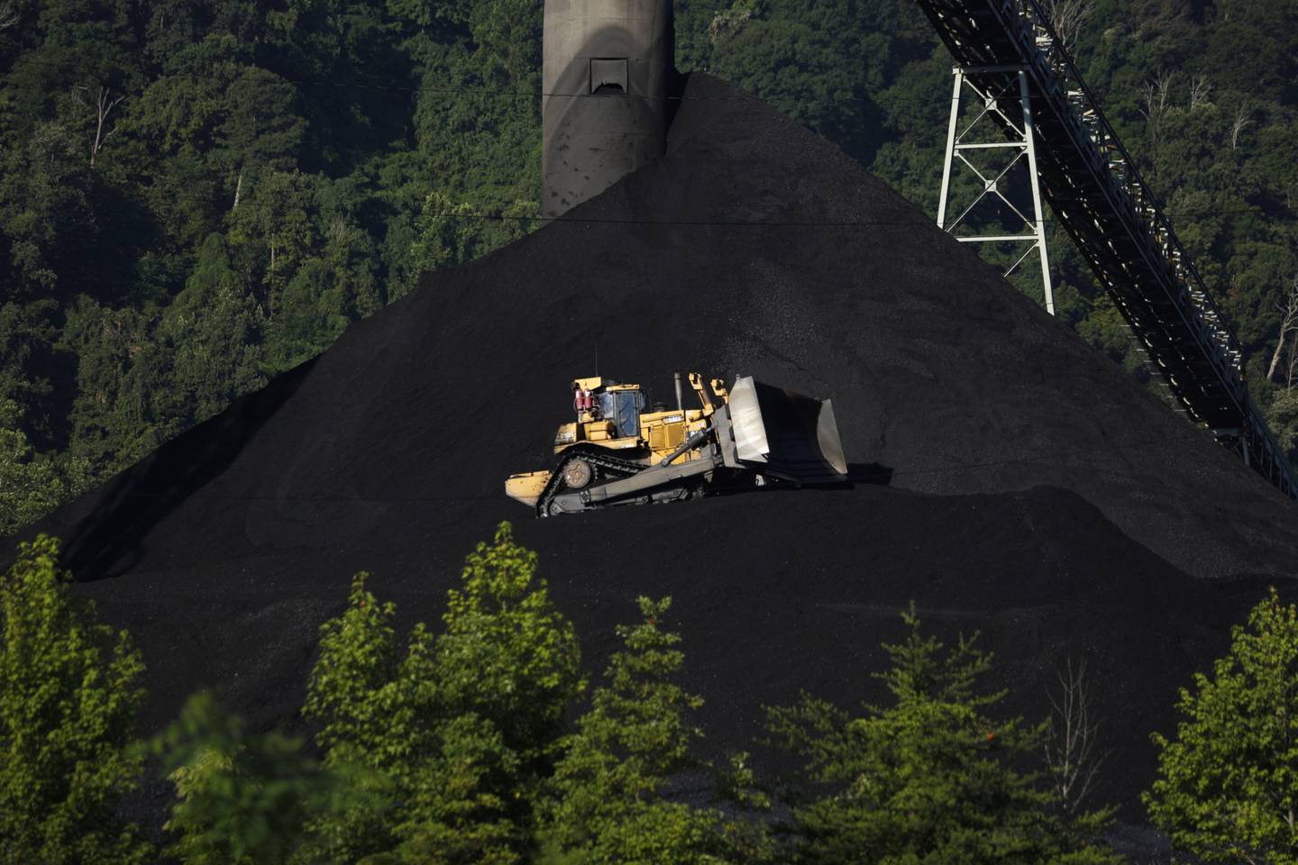 Una excavadora de Caterpillar Inc. opera en un montículo de carbón en la planta de preparación de Alpha Natural Resources Inc. Mammoth Preparation Plant en London, Virginia Occidental, EE.UU.