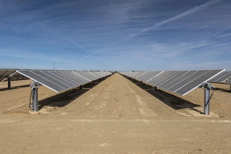 Los paneles solares ocupan el lugar de los cultivos en una granja de Huron, California, el año pasado.  Fotógrafo: David Paul Morris/Bloombergdfd