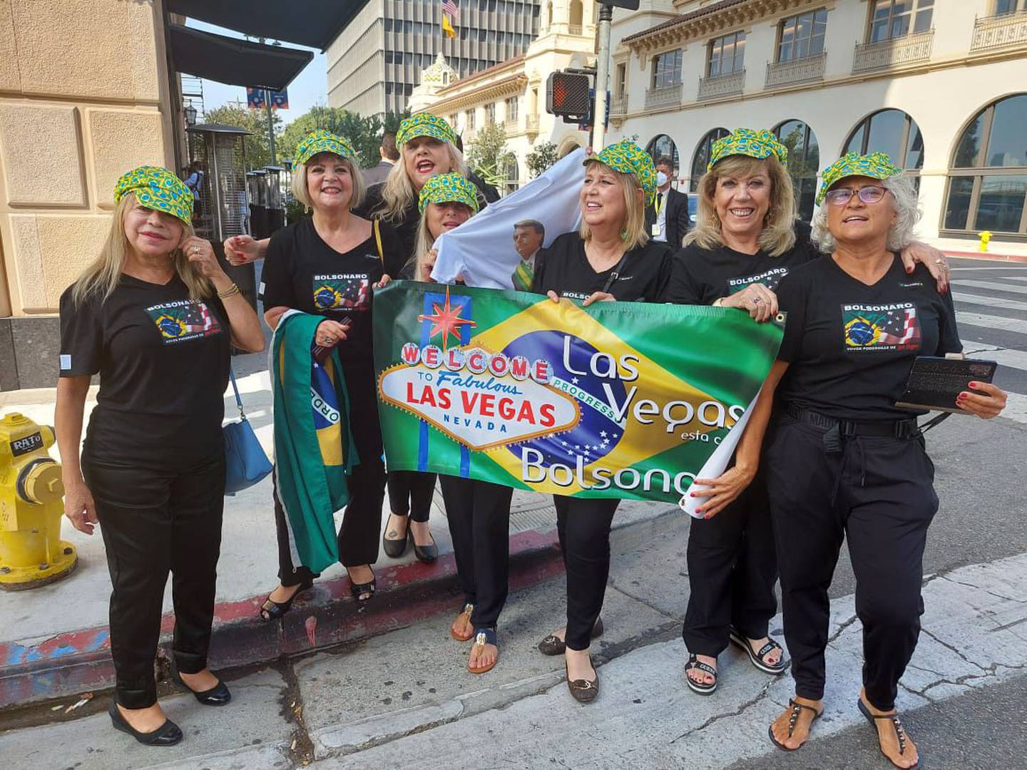 Jair Bolsonaro chegou a Los Angeles esta manhã e foi recebido por um grupo de sete mulheres que se intitulavam “Avós Poderosas”