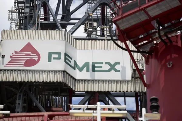 Una grúa está junto a la señalización de Petróleos Mexicanos (Pemex) en la plataforma de crudo de aguas profundas La Muralla IV de la compañía en el Golfo de México