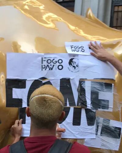 Manifestantes colocaram cartazes com inscrição "Fome" na escultura em frente à sede da B3