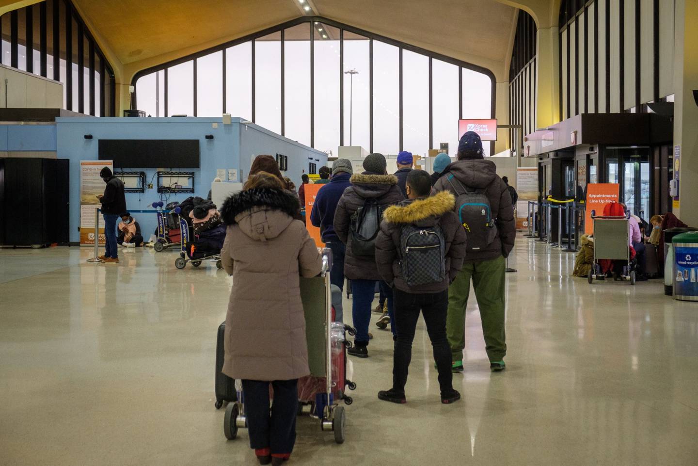 Los pasajeros esperan para facturar en el aeropuerto Internacional Libertad de Newark. Fotógrafo: Christopher Occhicone/Bloomberg