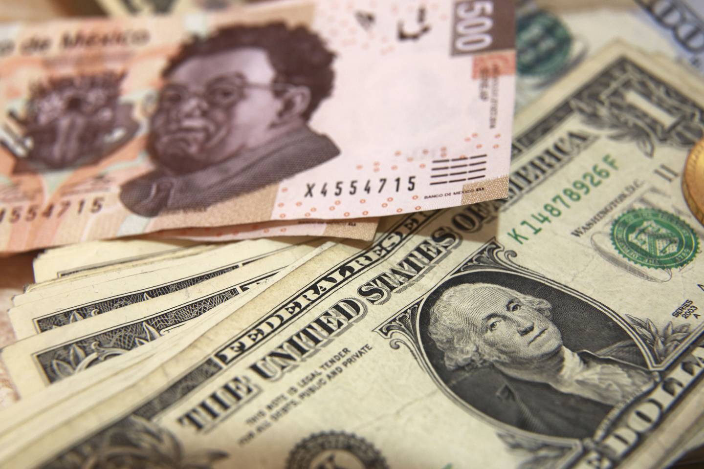 En la sesión del 2 de diciembre, el peso mexicano era la moneda más depreciada de una canasta de 23 divisas emergentes.