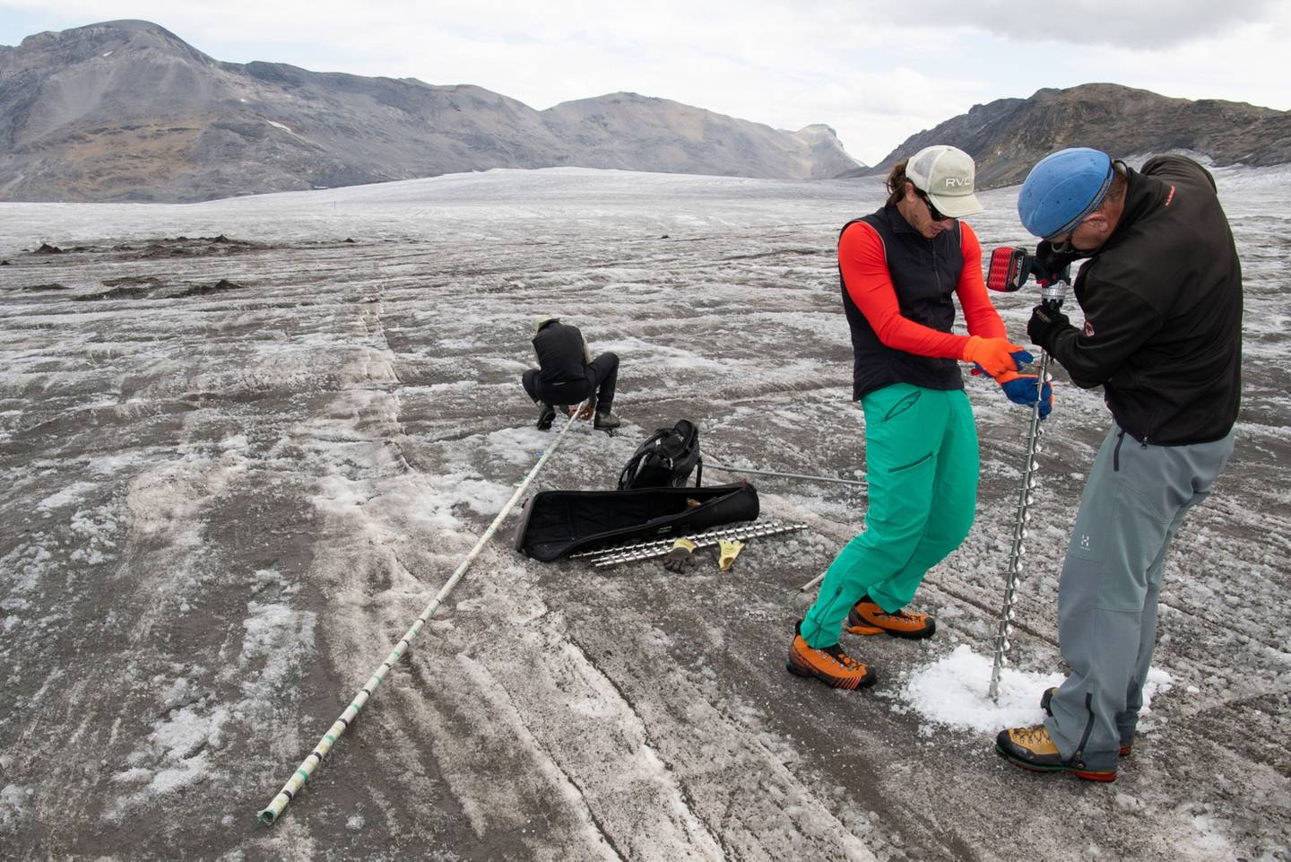 Matthias Huss, a la izquierda, mientras su colega introduce un taladro Kovacs en el hielo del glaciar Plaine Morte, el 30 de agosto. Fotógrafo: Jeff&nbsp;Black/Bloombergdfd