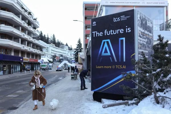 Pedestre caminha nas ruas de Davos, na Suíça, no domingo (14), onde está sendo realizado o Fórum Econômico Mundial