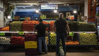 Clientes compran verduras en el Mercado de la Central de Abastos en la Ciudad de México, México, el miércoles 12 de enero de 2022.