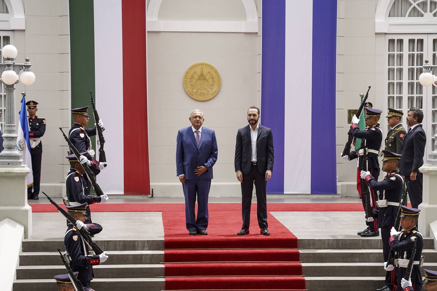 Nayib Bukele, presidente de El Salvador, a la derecha, y Andrés Manuel López Obrador, presidente de México, posan para una fotografía en la Casa Presidencial en San Salvador, El Salvador, el viernes 6 de mayo de 2022.