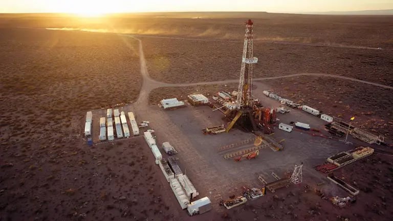 Un pozo en la formación de gas y petróleo shale Vaca Muerta. dfd