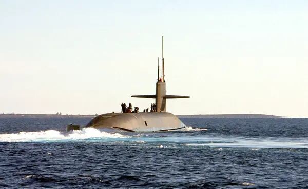 El USS Florida navega durante "Giant Shadow", un ejercicio del Mando de Sistemas Navales Marítimos/Fuerzas Submarinas Navales para probar las capacidades de los futuros submarinos de misiles guiados de la Armada, el 22 de enero de 2003 frente a la costa de las Bahamas. El Florida es uno de los cuatro submarinos de misiles balísticos de la clase Ohio que se convertirán en submarinos de misiles guiados. (Foto de David Nagle/U.S. Navy/Getty Images)