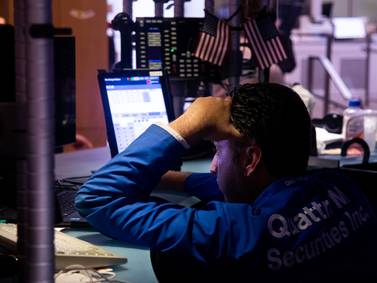 Wall Street cae mientras se esfuma esperanza de recorte de tasas; LatAm se desplomadfd