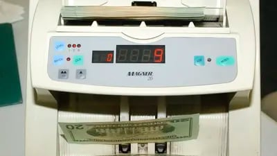 Una máquina cuenta billetes de dólares. Foto: Bloomberg