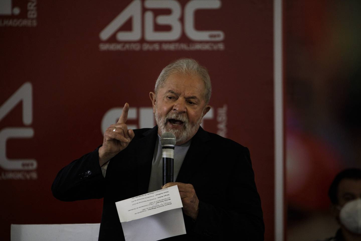 Luiz Inacio Lula da Silva habla en Sao Bernardo do Campo, estado de Sao Paulo, Brasil, el 29 de enero.